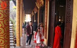 Người dân Hà Nội đến chùa cầu may mắn sáng mùng 1 Tết